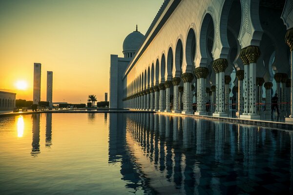 Abu Dhabi ciudad con gran Mezquita