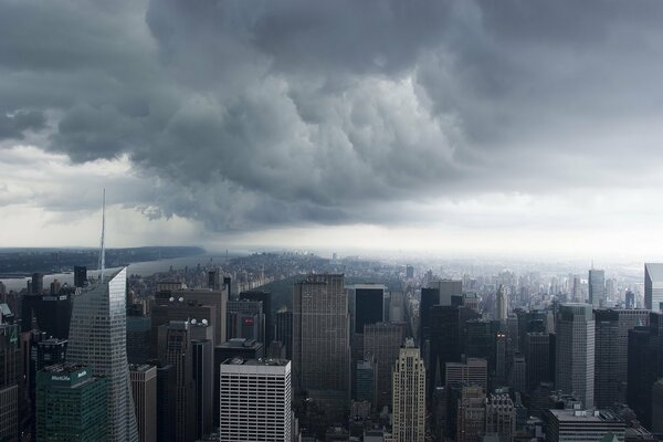 Vista di New York in tempo nuvoloso