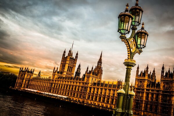 Ciel orageux au-dessus du palais de Westminster