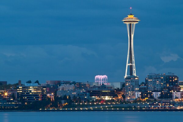 Wieczorna zatoka i piękny budynek w Seattle