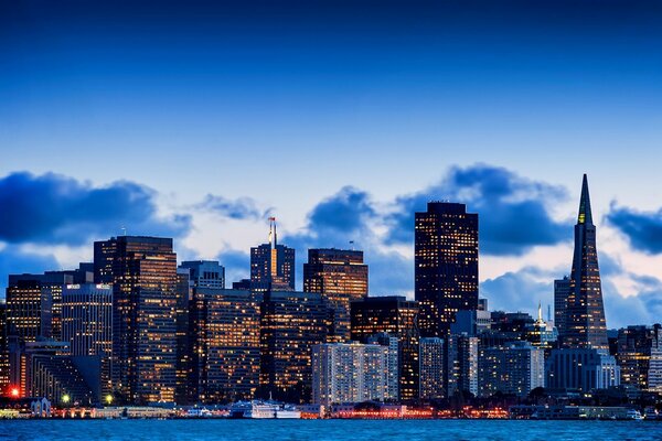 Vue nocturne de San Francisco de l autre côté de la baie