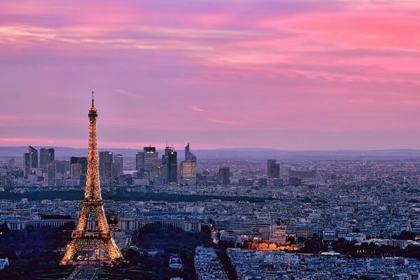 Tour Eiffel à Paris sur fond de coucher de soleil rose