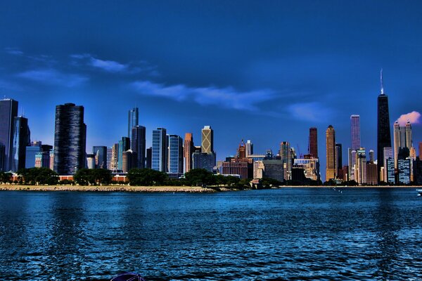 Blauer Himmel über Chicago