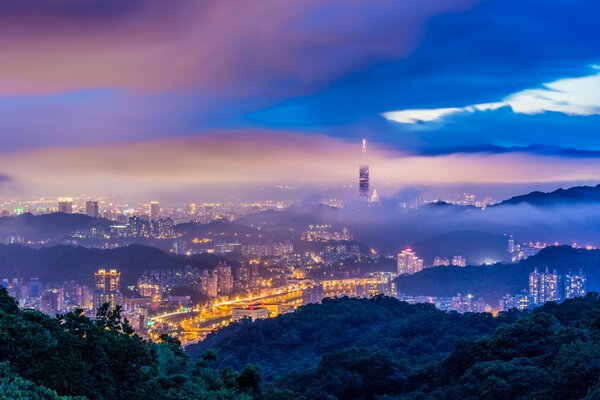 Vue de Taiwan au crépuscule. Collines couvertes d arbres
