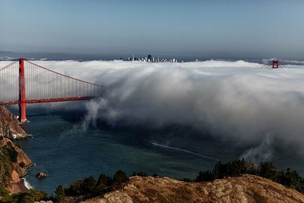 Niebla suave sobre un puente colgante en California