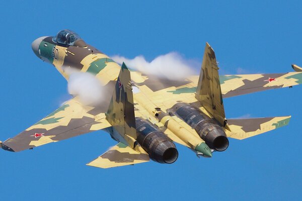 Exciting flight of the Su-35 aircraft at the airshow