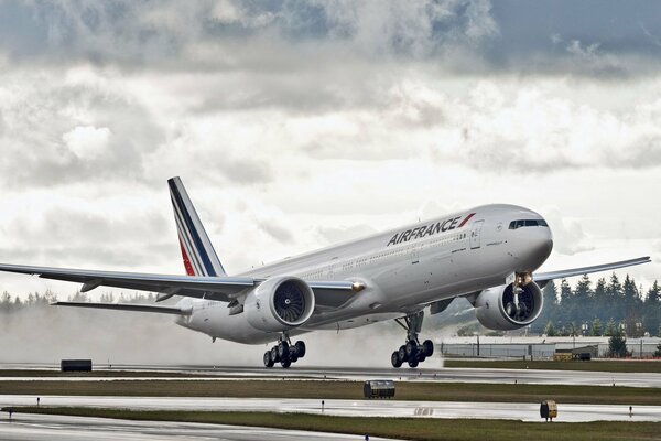 Aterriza un avión Boeing en medio de las nubes