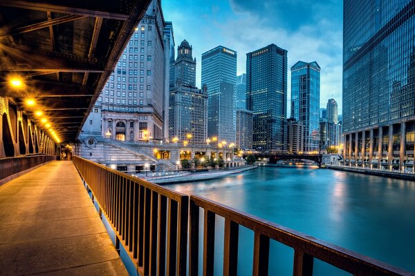 Un puente iluminado una noche en Chicago