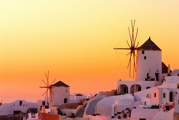 Moulins à vent au coucher du soleil en Grèce