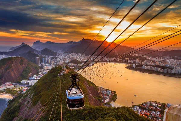 Teleférico sobre la ciudad y el mar