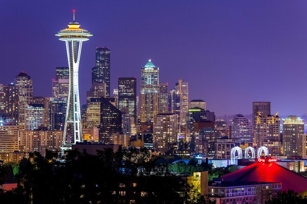 Die Lichter der nächtlichen Wolkenkratzer in Seattle