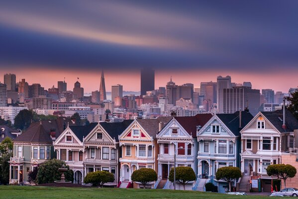 Fotografia serale di case americane. Bellissimo tramonto