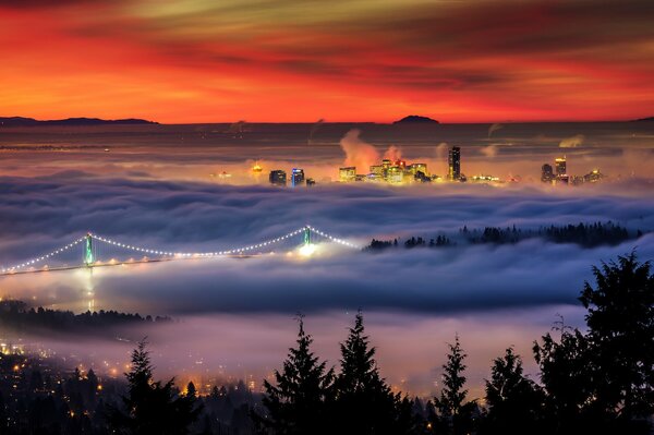 Miasto w dolinie we mgle wieczór światła