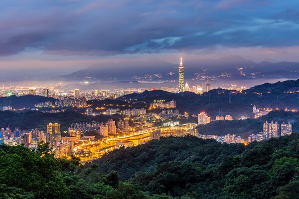 Ville asiatique sombre dans les collines