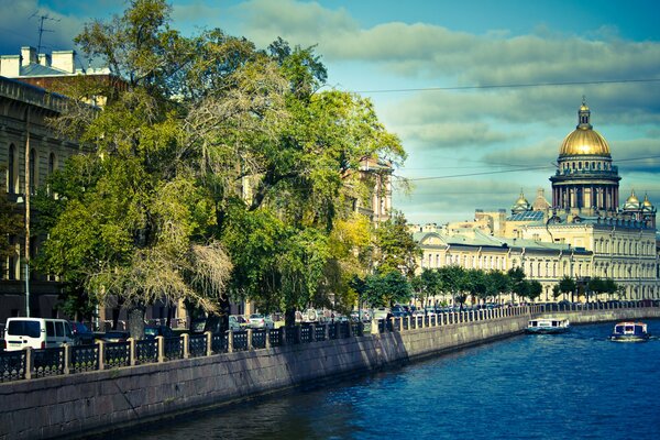 Vista del terraplén de San Petersburgo por la tarde