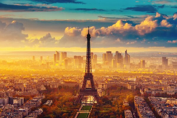 La torre Eiffel en París en otoño