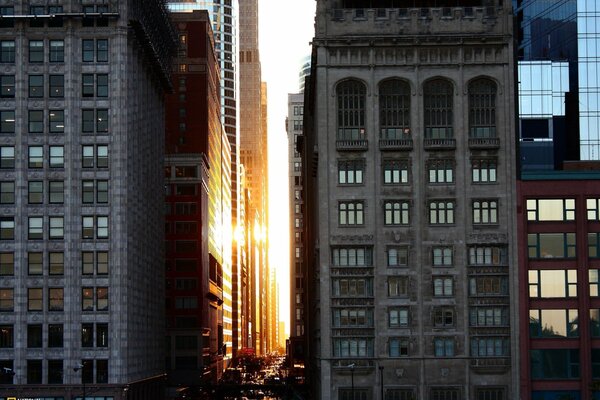 Zachód słońca przebija się przez głąb budynków