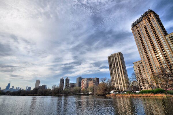 Wieżowce nad morzem w Chicago