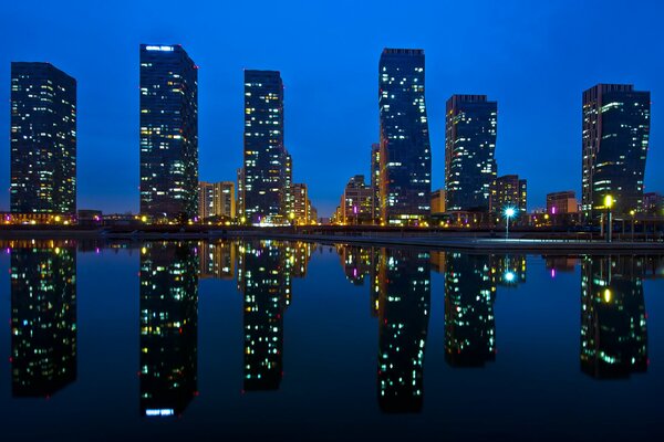 Reflexion von Häusern im Wasser