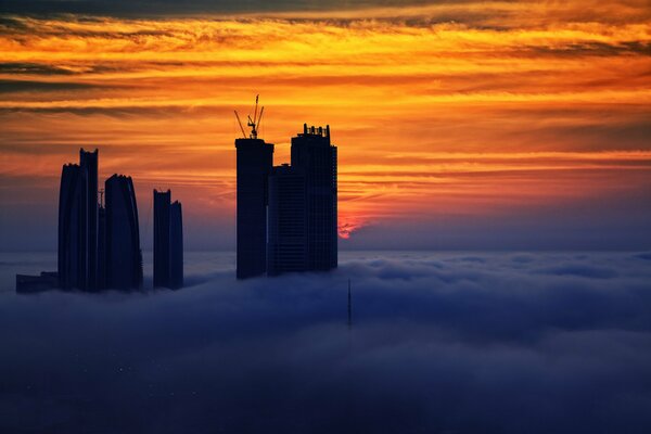 Высокие здания ОАЭ на закате в тумане