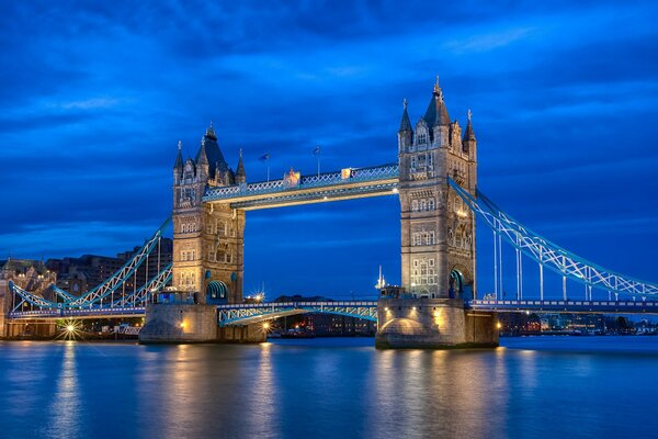 London Thames Bridge réflexion soir