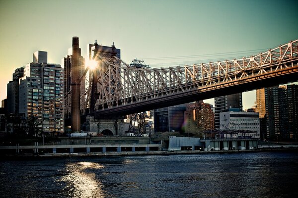 Soleil levant sur le pont de New York
