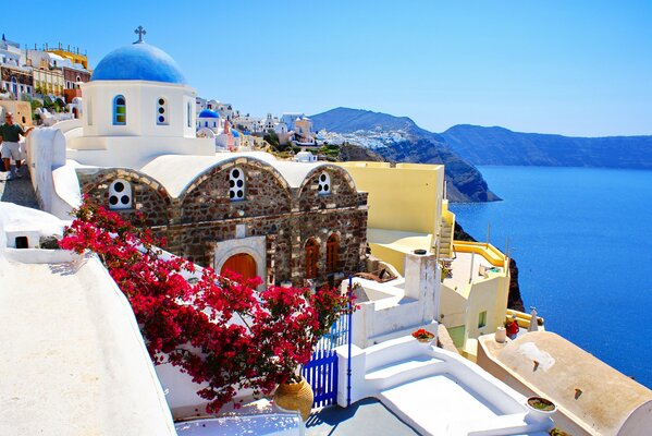 Grèce, Santorin au bord de la mer avec des maisons colorées