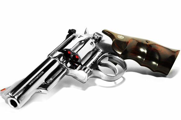 Revolver avec des cartouches rouges sur fond blanc