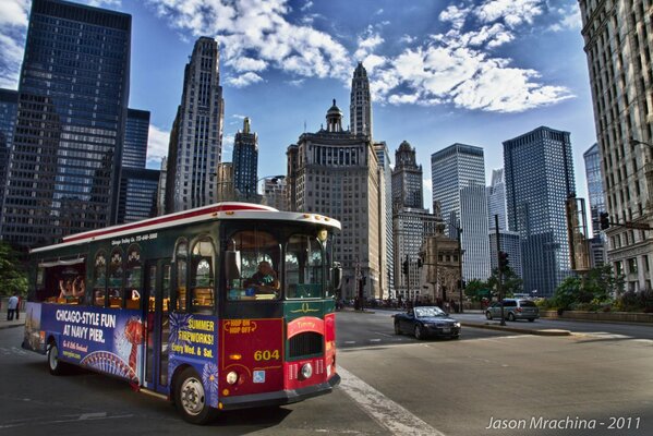 Autobús divertido en las calles de Estados Unidos