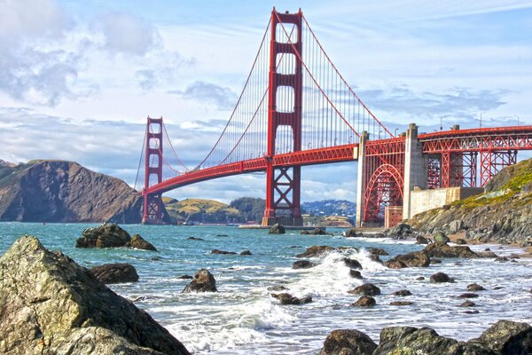 Puente sobre el estrecho de San Francisco