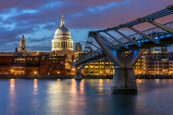 Millennium Bridge sul Tamigi, Regno Unito