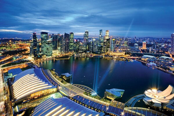 Jasne światła wieczornego Singapuru
