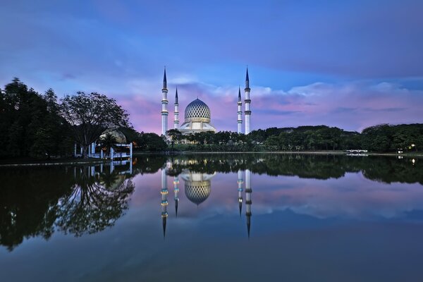 Мечеть Шах-Алам в Малайзии в сумерках