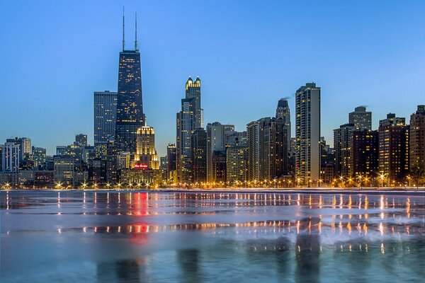 Światła Chicago odbijają się w wodzie
