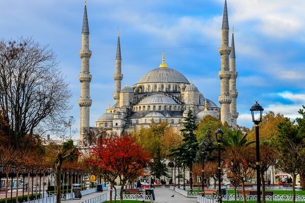 Piazza d autunno davanti alla moschea