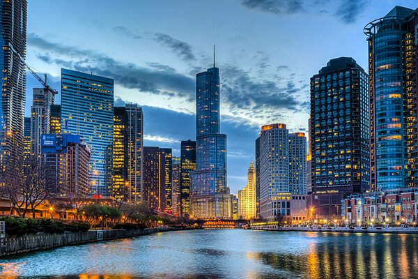 Chicagos Wolkenkratzer in der abendlichen Eliminierung am Flussufer