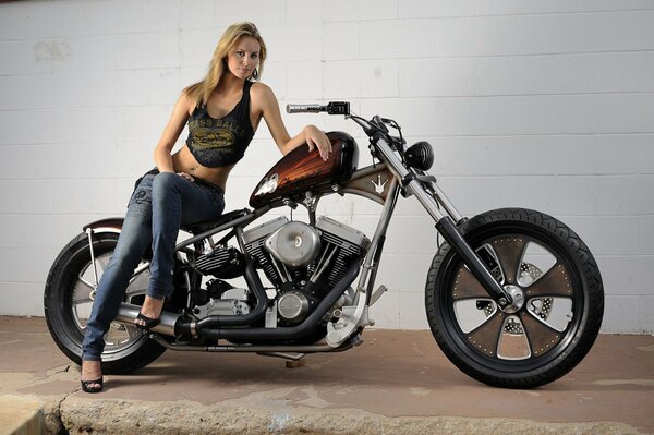 Schönes Mädchen auf einem Motorrad