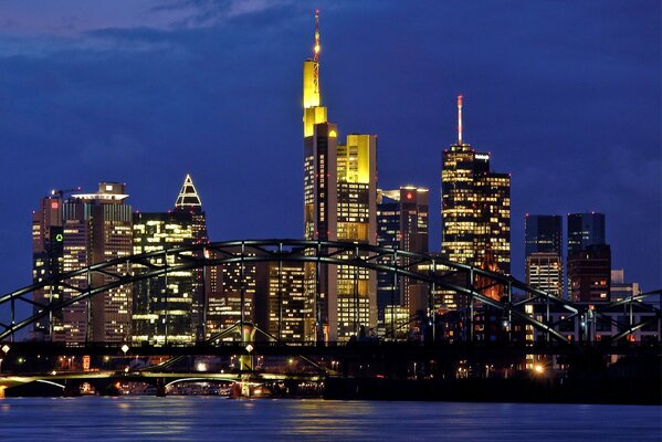 Wieczorne światła miasta Frankfurt nad Menem