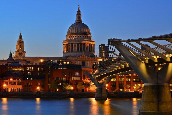 Millennium-Abendbrücke in London, Großbritannien