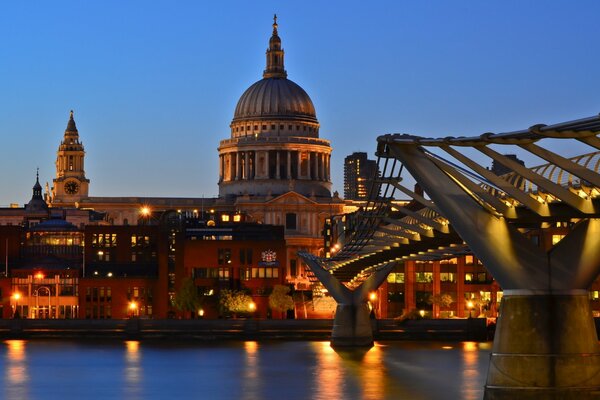 Millennium Bridge serale a Londra, Regno Unito