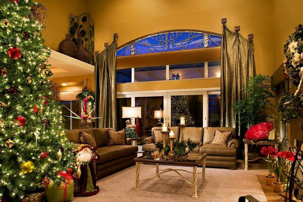 Árbol de Navidad y decoración navideña en la habitación