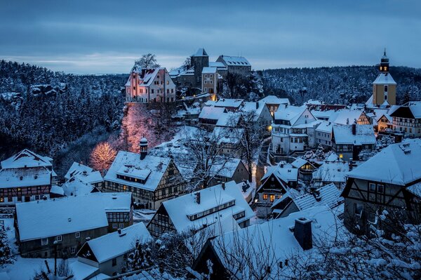 Maisons couvertes de neige en Saxe du soir