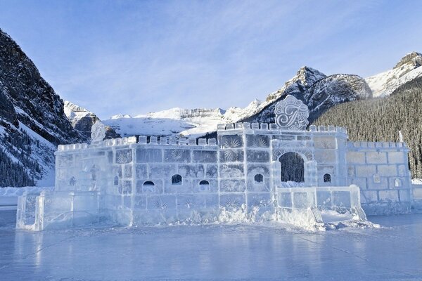 Castello di ghiaccio della regina delle nevi