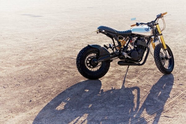 Moto debout sur le sable