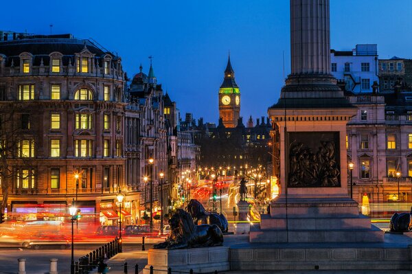 Trafalgar Square en el contexto de la noche de Londres