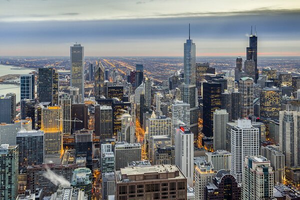 Amerikanische Wolkenkratzer auf Himmelshintergrund