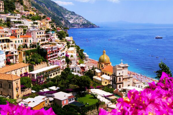 Italien. Eine Stadt in den Felsen an der Küste des Meeres