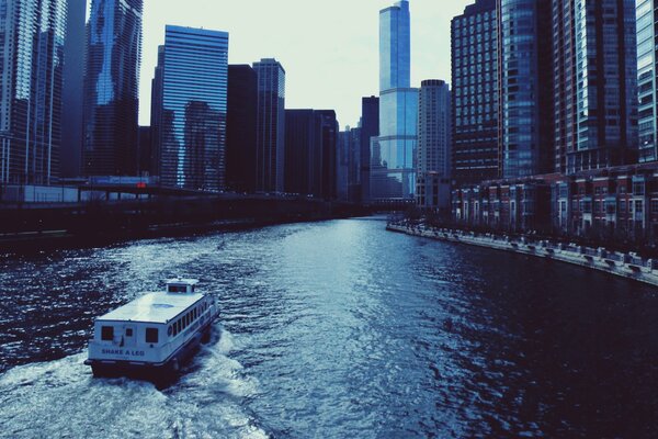 Río en Chicago a lo largo de hermosos rascacielos
