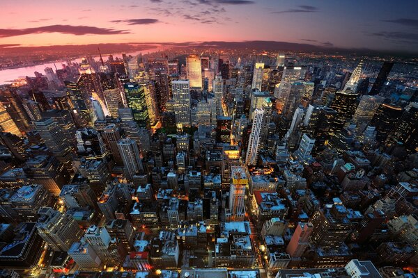 Panorama de la metrópoli en los Estados Unidos en el fondo del cielo al atardecer