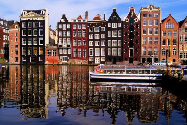 Eine Flussstraßenbahn in Amsterdam . mit Blick auf die Häuser